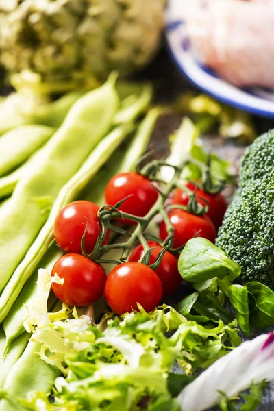 Verdure fresche e carne di pollo su un tavolo — Foto Stock