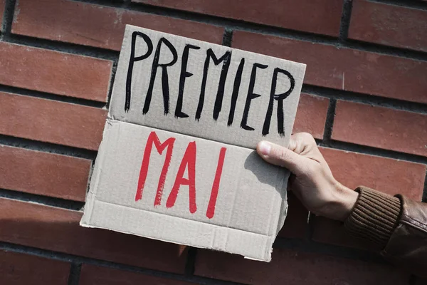 Text maj dag på franska i en kartong skylt — Stockfoto