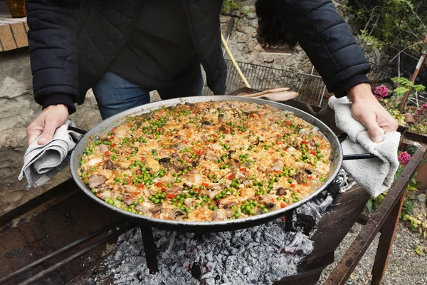 Hombre con una paella típica española —  Fotos de Stock