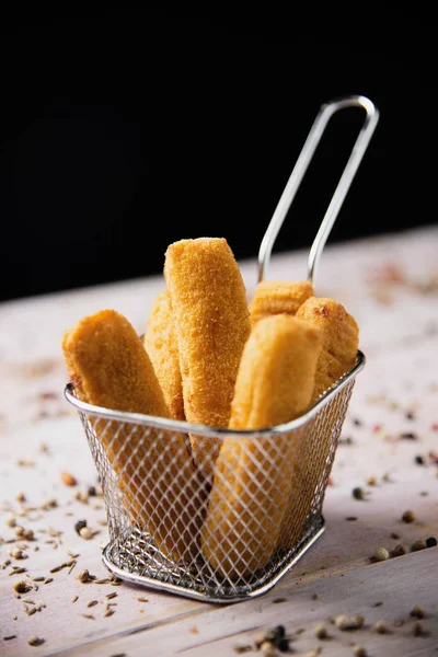 Palitos de pescado en una cesta de metal — Foto de Stock