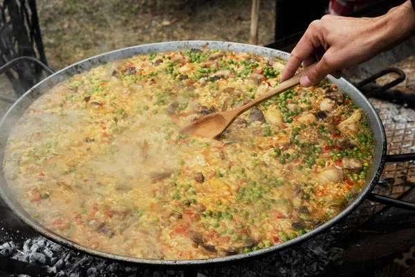 Man förbereder en typisk spansk paella — Stockfoto