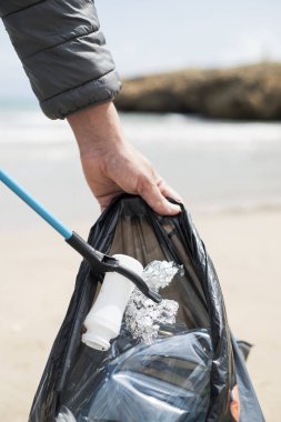 adam beac üzerinde çöp toplama