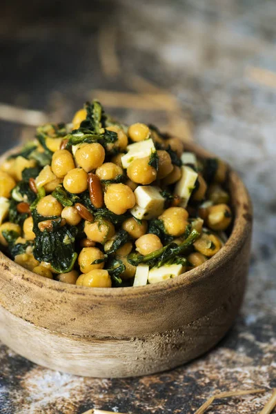 Chickpea salad, with spinach, pine nuts and cheese — Stock Photo, Image