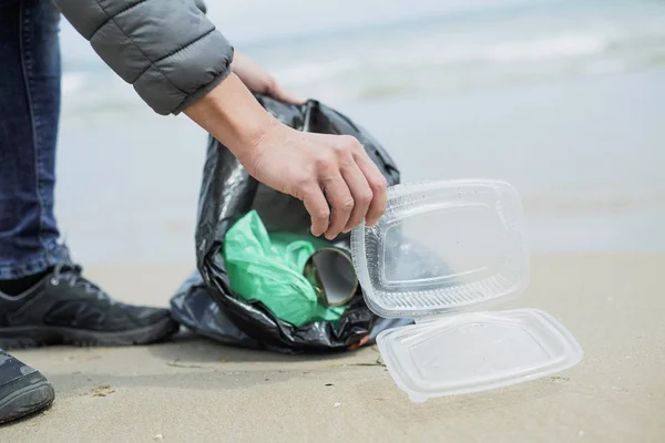 Man collecting garbage on the beac — Stock Photo, Image