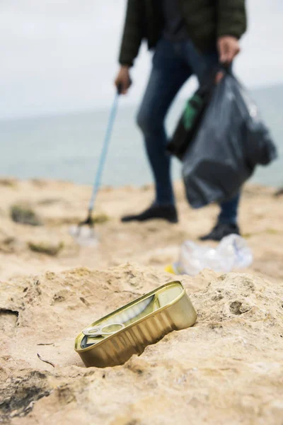 Mann sammelt Müll im Freien — Stockfoto
