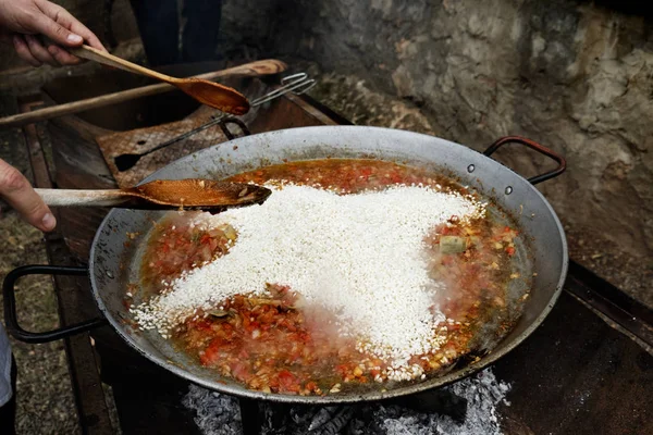 Mann bereitet eine typisch spanische Paella zu — Stockfoto