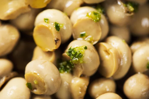 Mini cogumelos cozidos com alho e salsa — Fotografia de Stock