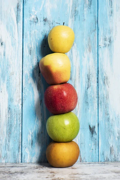 Jablka různých odrůd — Stock fotografie