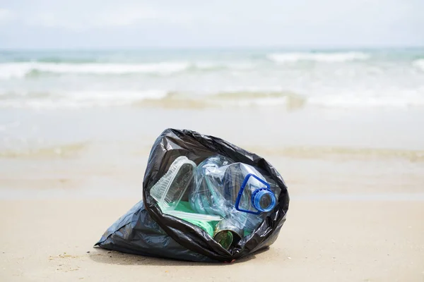 Saco de lixo na praia — Fotografia de Stock