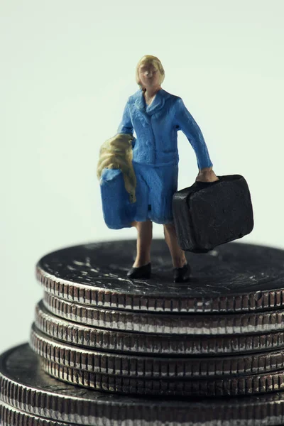 Mujer miniatura con una maleta en monedas de dólar — Foto de Stock