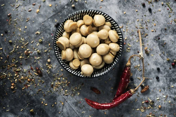 Mini champignons cuits sur un bol — Photo