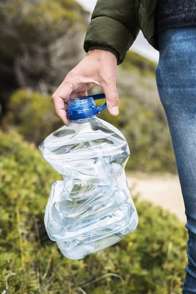 Man collecting garbage outdoors — Stock Photo, Image