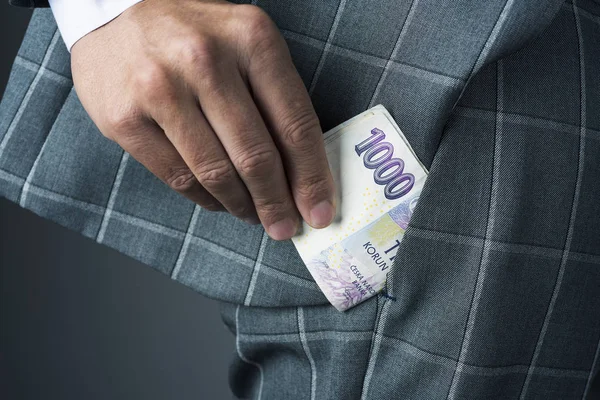 işadamı ile çek korunas banknotlar