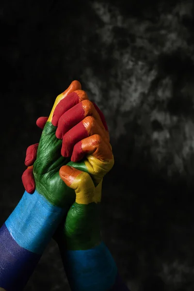 Manos modeladas con la bandera del arco iris —  Fotos de Stock