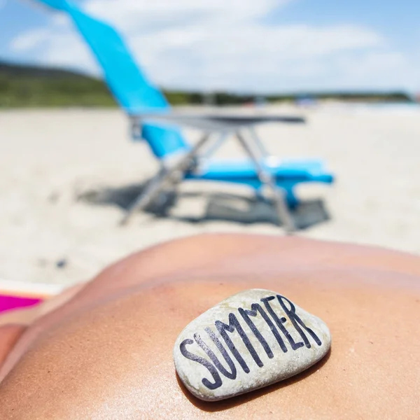 Člověk na pláži a slovo léto — Stock fotografie