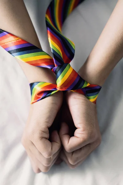 Człowiek kojarzy w górę z a Rainbow krawat — Zdjęcie stockowe