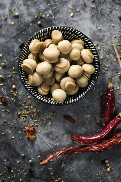 Mini cogumelos cozidos em uma tigela — Fotografia de Stock