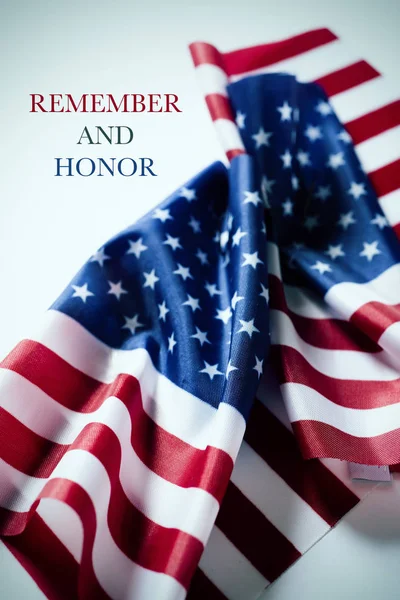 Bandeiras americanas e texto lembrar e honra — Fotografia de Stock