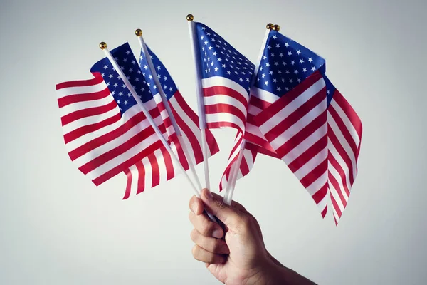 Man med amerikanska flaggor — Stockfoto