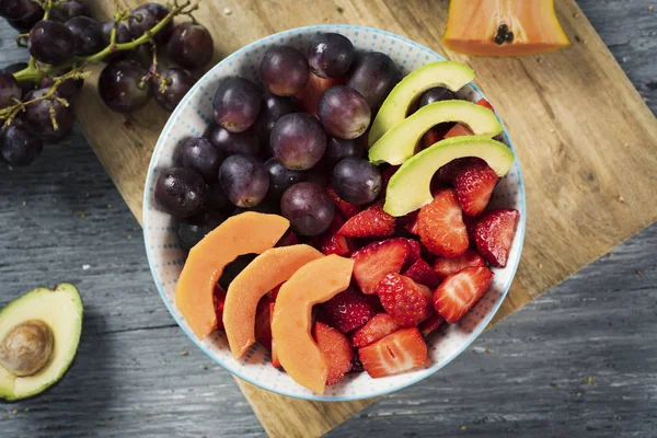 Fruktsallad i en keramisk båge — Stockfoto