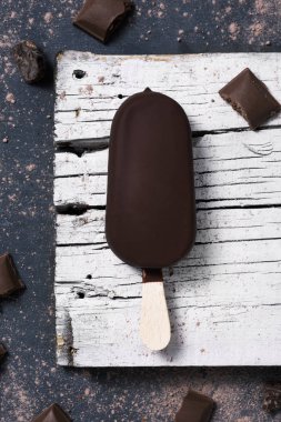 çikolatalı dondurma ba