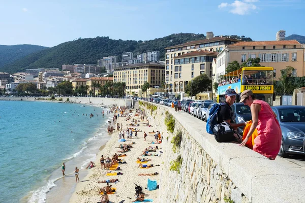 Pessoas na praia em Ajaccio, Córsega, França — Fotografia de Stock