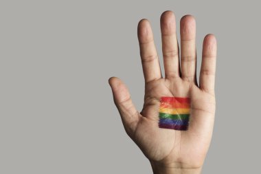 avuç içinde gökkuşağı bayrağı