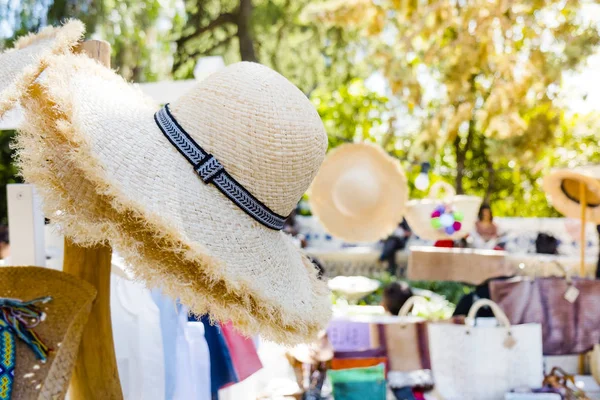 Accessoires de mode dans un marché de rue — Photo