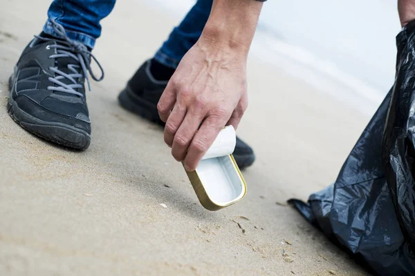 Mann sammelt Müll am Strand — Stockfoto