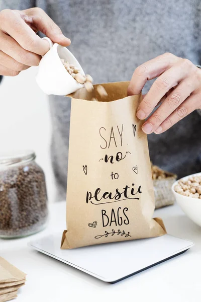 Tekst zeg nee tegen plastic zakken in een papieren zak — Stockfoto