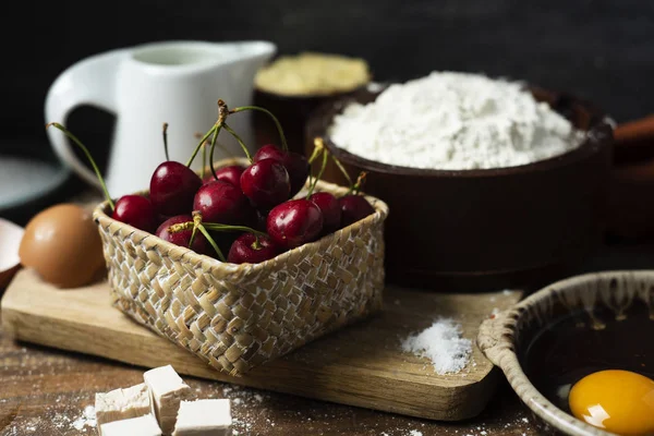 Ingredientes para una coca de cireres, un pastel de cereza —  Fotos de Stock