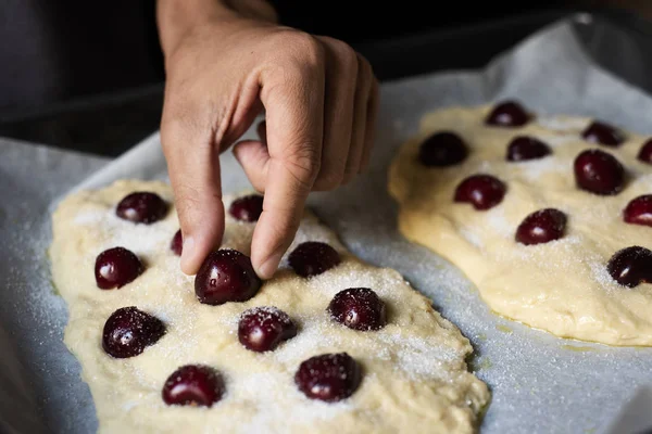 Preparando uma coca de cireres, um bolo liso de cereja — Fotografia de Stock