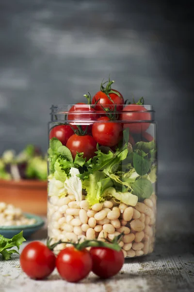 Glas Salat mit weißen Bohnen und Gemüse — Stockfoto