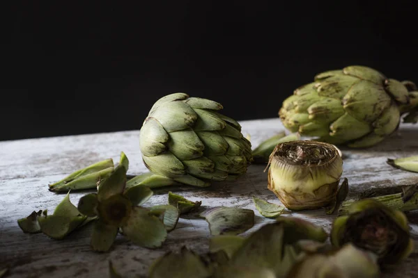 Rauwe artisjokken op een tafel — Stockfoto