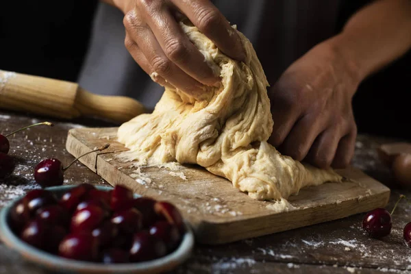 Előkészítése Coca de cireres, cseresznye lapos torta — Stock Fotó