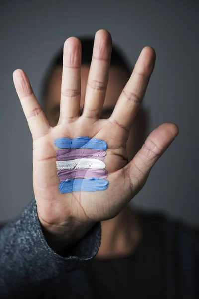 Bandeira transgênero na palma da mão — Fotografia de Stock