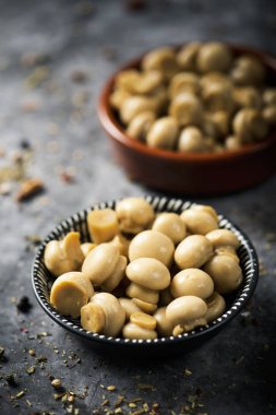 Bazı pişmiş mini mantar ile kase