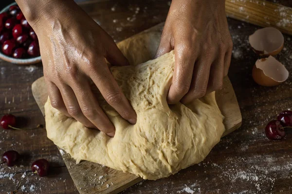 Preparando uma coca de cireres, um bolo liso de cereja — Fotografia de Stock