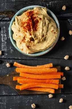 ev yapımı humus ve havuç şeritler
