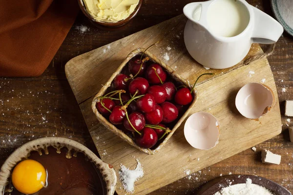 Ingredientes para una coca de cireres, un pastel de cereza — Foto de Stock