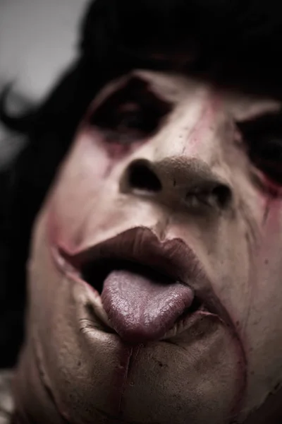 Spaventoso sfigurato uomo attaccare la lingua fuori — Foto Stock