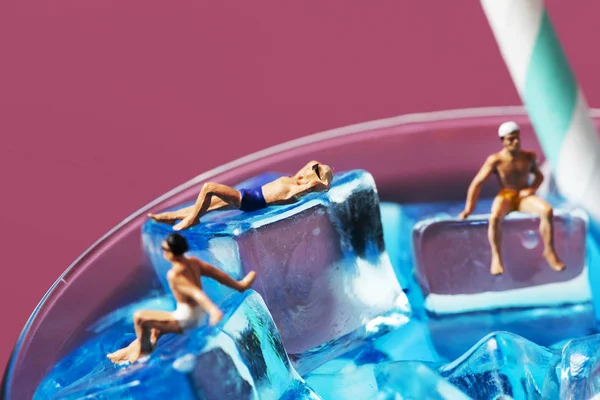 Miniatur-Männer im Badeanzug auf einem Cocktail — Stockfoto