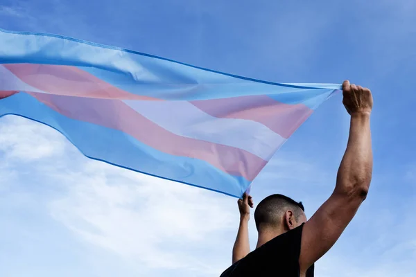 Ung person med transsexuell stolthet flagga — Stockfoto