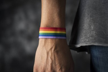 gökkuşağı desenli kurdeleli kişi