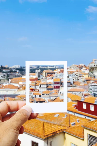 Muž s rámečkem ve starém městě Porto, Portugalsko — Stock fotografie
