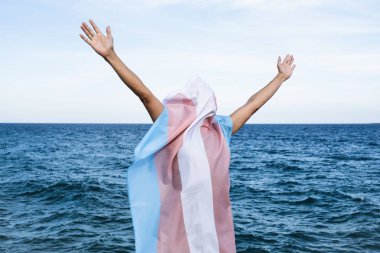 kişi bir transgender gurur bayrağı ile kaplı