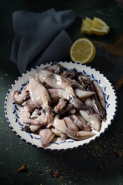 Surowe surowe cuttlefishes w misce — Zdjęcie stockowe