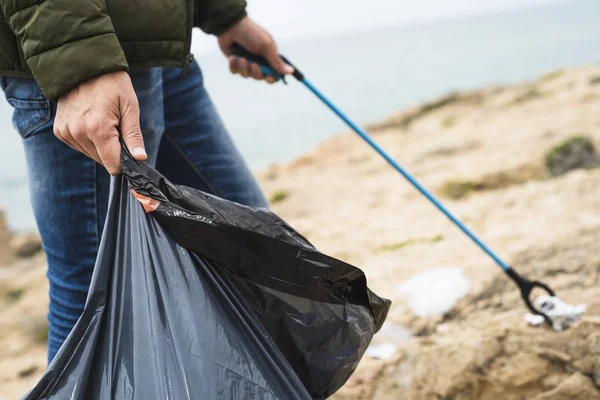 Mann sammelt Müll im Freien — Stockfoto