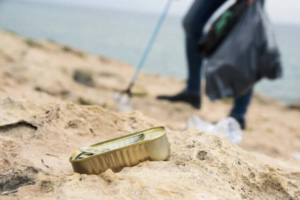 Man collecting garbage outdoors — Stock Photo, Image