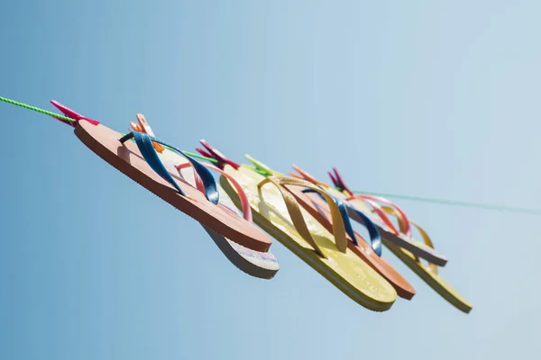 Flip-flops hängande på en klädlinje — Stockfoto